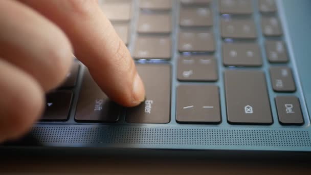 인쇄기로 노트북 키보드로 촬영하는 틀에서는 건반의 일하는 사람의 손가락 이보인다 — 비디오