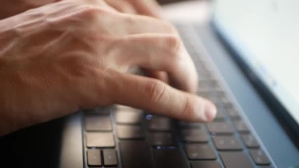 Disparar Perto Dos Dedos Tipo Que Escreve Digitar Teclado Laptop — Vídeo de Stock
