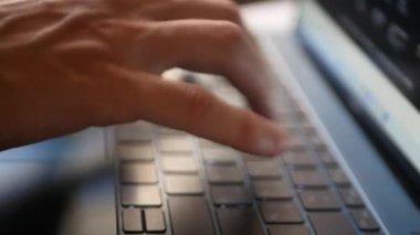 Çevrimiçi mağaza, klavye ve touchpad 'i görmek. Monitördeki resim değişiyor..