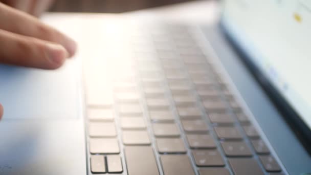 Atirar Perto Como Uma Pessoa Vasculha Internet Laptop Teclado Portátil — Vídeo de Stock