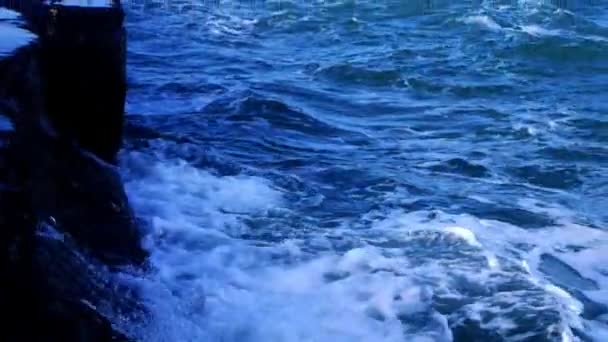 Pre Storm Karnende Zee Met Blauwe Golven Wit Schuim Mooie — Stockvideo