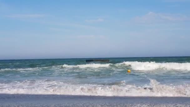 바다에서 파도와 거품으로 중앙에 직사각 — 비디오