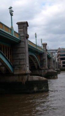 Londra 'daki güzel Thames Köprüsü' nün dikey çekimi. Büyük Britanya 'nın başkentinde Ağustos ayı sonunda bulutlu bir havada çekim yapılıyor..