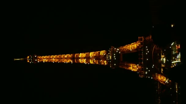 Вертикальне Відео Ейфелевої Вежі Вночі Освітлювалося Різними Кольорами Прекрасні Світлини — стокове відео