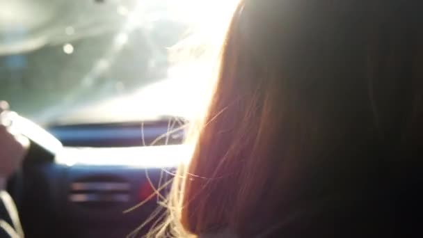 Syuting Rambut Gadis Gadis Berkembang Dari Angin Dalam Mobil Frame — Stok Video