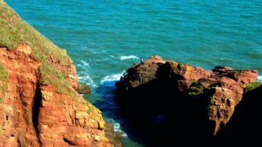 Yazın Kuzey Denizi açıklarında turistlere ateş açıyorlar. Kız uçurumdan suya atlıyor..