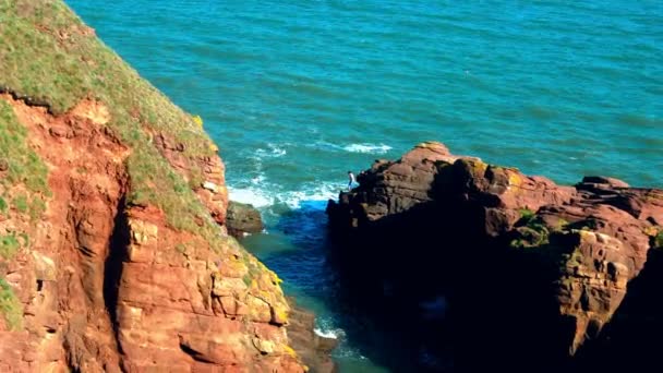 Ragazzo Tuffa Dalle Rocce Nelle Acque Costiere Del Mare Del — Video Stock