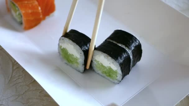 Bellissimo Processo Mangiare Rotoli Sushi Con Classiche Bacchette Asiatiche Ragazzi — Video Stock