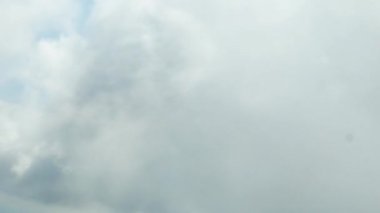 Bir uçaktan gökyüzüne bulutlar fırlatıyorlar. Güneşli havada mavi gökyüzü.