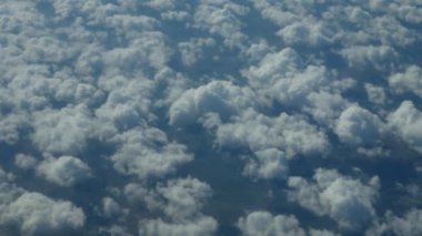 Sonsuz küçük kıvrımlı beyaz bulutlar saçar. 3.000 metre yükseklikten güzel bir atış..
