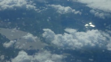 Önplanda bulutlar olan Dünya 'nın bir görüntüsü. Bir yolcu gemisinin lombozundan güzel görüntüler..