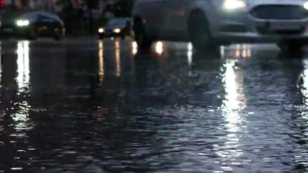 Shooting Traffic Rain Metropolis Many Cars Shine Headlights Reflected Puddle — Vídeo de Stock