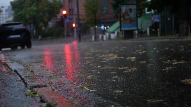 Filming Rain City Roads Cars Reflection Headlights Traffic Lights Reflected — Vídeo de stock