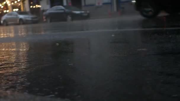 Shooting Flooded Streets Evening Level Wheels Cars Cars Speeding Background — Vídeo de stock