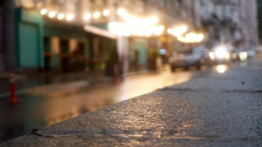 Şiddetli bir sağanaktan sonra kaldırımdan küçük bir caddenin çekimleri. Metropolis Caddesi 'nde..