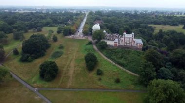 Gözlemevi ve arka planda şehir olan parkın insansız hava aracı görüntüsü. Kraliyet gözlemevini çevreleyen güzel bir yeşil park.