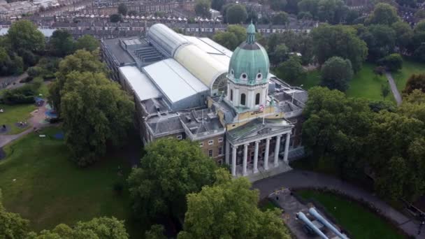 Drone View Building British War Museum Surrounded Green Park Filmed — Stockvideo