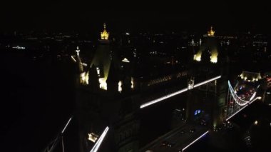Londra 'daki Tower Bridge' in insansız hava aracı görüntüsü. Çerçevenin başında, köprünün üst kısmı genel çekime düzgün bir mesafede..