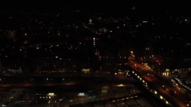 Gece Edinburgh üzerinde bir İHA 'dan ateş etmek. Yüzlerce küçük ışık karanlıkta yanıp sönüyor..