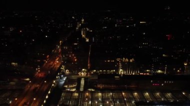 Kuzey Köprüsü 'nün gece araba trafiğiyle drone görüntüsü. Aydınlatılmış yol karanlığa gider..