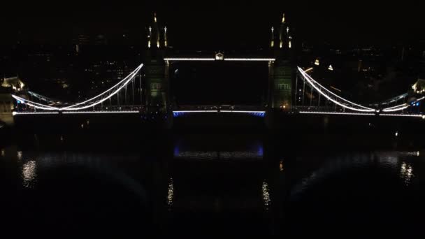 Drone Widok Podświetlanego Tower Bridge Ochroną Rzeki Nocy Symetryczna Rama — Wideo stockowe