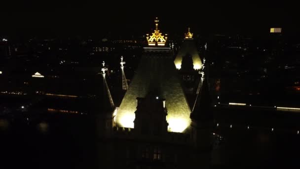Drone Widok Szczyty Tower Bridge Wieże Oświetlone Nocny Londyn — Wideo stockowe