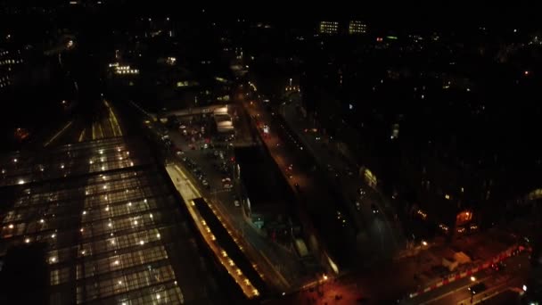 Drohnenblick Auf Den Bahnhofsparkplatz Und Das Helle Glasdach Des Bahnhofs — Stockvideo