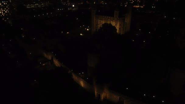 Беспилотный Вид Лондонский Тауэр Ночью Окружении Огней Домов Кадры Ночной — стоковое видео