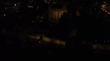 Gece Londra Kulesi 'nin yukarıdan insansız hava aracı manzarası pencere ışıklarıyla çevrili. Derin gece sahneleri için uygun. Gece başkentinin güzel çekimleri.