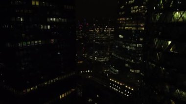 Londra 'daki gökdelen bölgesinin insansız hava aracı görüntüsü. Ünlü Londra gökdelenleri Gece ışıklarının sihrinde.