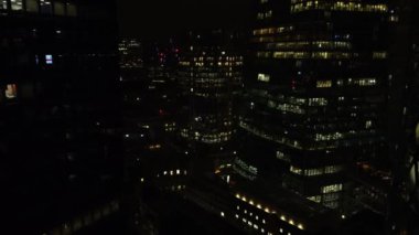Londra 'daki gökdelenlerin sonsuz parlak pencerelerinin insansız hava aracı görüntüsü. Londra 'daki gökdelenlerin bölgesi..