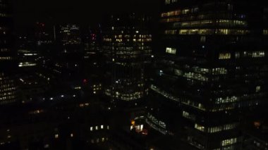 Londra şehrindeki gökdelen gece hayatının insansız hava aracı görüntüsü. Londra 'nın en uzun ve en ünlü gökdelenleri gece ışıklarının altında..