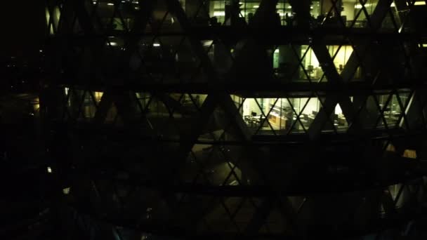 Крупный План Беспилотника Окна Высотного Небоскреба Ночью Лондоне Раме Хорошо — стоковое видео