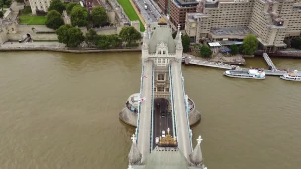 Drone Widok Drogę Przez Tower Bridge Most Góry Ciekawe Ujęcia — Wideo stockowe