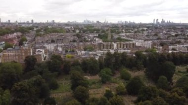 Brompton Mezarlığı 'nın havadan görünüşü ve arka planda kentsel gelişim. Çerçevede Londra 'daki ünlü mezarlıklardan biri ve Kensington bölgesinin caddeleri var..