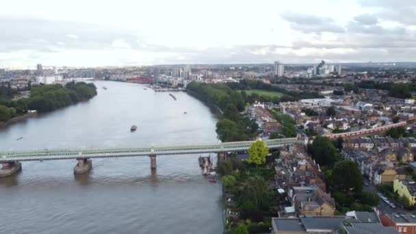 Sebuah Pandangan Drone Jembatan Kereta Api Fulham Dekat Dengan Kereta — Stok Video