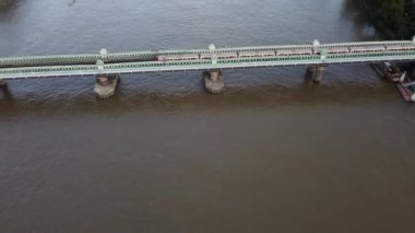 Fulham Demiryolu Köprüsü 'nün insansız hava aracı görüntüsü. Üzerinden tren geçiyor. Londra 'da Thames Nehri' nden geçen dar tren yolu köprüsü..