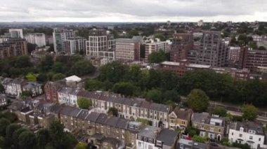 Londra 'nın Putney bölgesindeki çeşitli binaların insansız hava aracı görüntüsü. Londra 'nın çeşitli bölgelerinden birinin mimarisi..