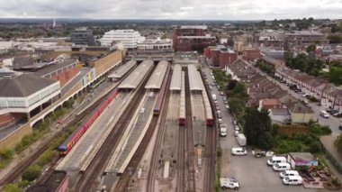 Wimbledon İstasyonu 'nun hava manzarası. Konut alanı istasyonun tam sınırında duruyor..