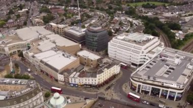 Wimbledon tren istasyonlarının ve özel evlerin insansız hava aracı görüntüleri. Yukarıdan görüntüle.