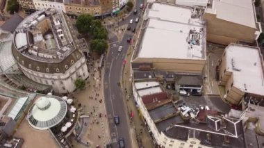 Wimbledon şehrinin ilginç bir planının insansız hava aracından çekiliyor. Konut ve şehir evlerinin çatıları.