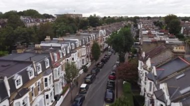 Aynı mimari tarzda iki katlı evleri olan küçük bir caddenin insansız hava aracı görüntüsü. Eylül 'de Londra' nın Putney bölgesinde çekim.