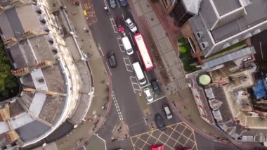Londra 'da iki caddenin kesiştiği yere parkedilmiş arabaların insansız hava aracı görüntüsü. Putney 'in güney Londra bölgesinde gündüz vakti çekim..