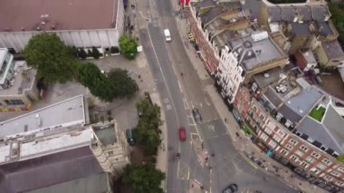 ODEON Luxe Putney sinemasının insansız hava aracı görüntüsü ve yakınındaki eğlence alanı. Sadece çatılar görünür..