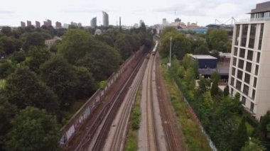 Fulham, Londra 'daki tren raylarının insansız hava aracı görüntüsü. Brompton Mezarlığı rayların bir tarafında ve evler diğer tarafında..