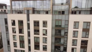 Lillie Meydanı 'ndaki 7 binanın ön cephelerinin insansız hava aracı görüntüsü. Fulham, Londra 'daki tren raylarına yakın çekim yapıyoruz. Gündüz sahneleri için uygun.