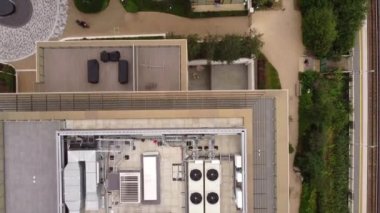 Ağaçlarla çevrili çok katlı binaların çatısındaki bir dronun görüntüsü. Londra, İngiltere 'deki 7 Lillie Meydanı' nın çatılarının çekimi..