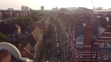 Londra 'nın Wimbledon bölgesindeki kırmızı tuğlalı evlerin insansız hava aracı görüntüsü. Eylül 'de güneşli havada tek bir mimari tarzda güzel evler..