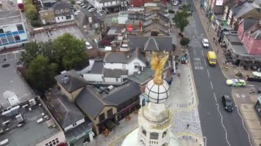 New Wimbledon Tiyatrosu 'nun etrafındaki güzelleştirme robotunun genel görüntüsü. Çatıda küçük bir gözlem güvertesi var..