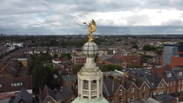 Panoramic Drone Footage Gilded Statue New Wimbledon Theatre Couple Birds — Vídeo de Stock